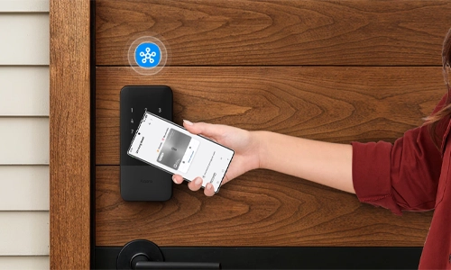 Aqara U400 smart lock being unlocked by a Samsung Galaxy smartphone using NFC via Samsung Wallet.