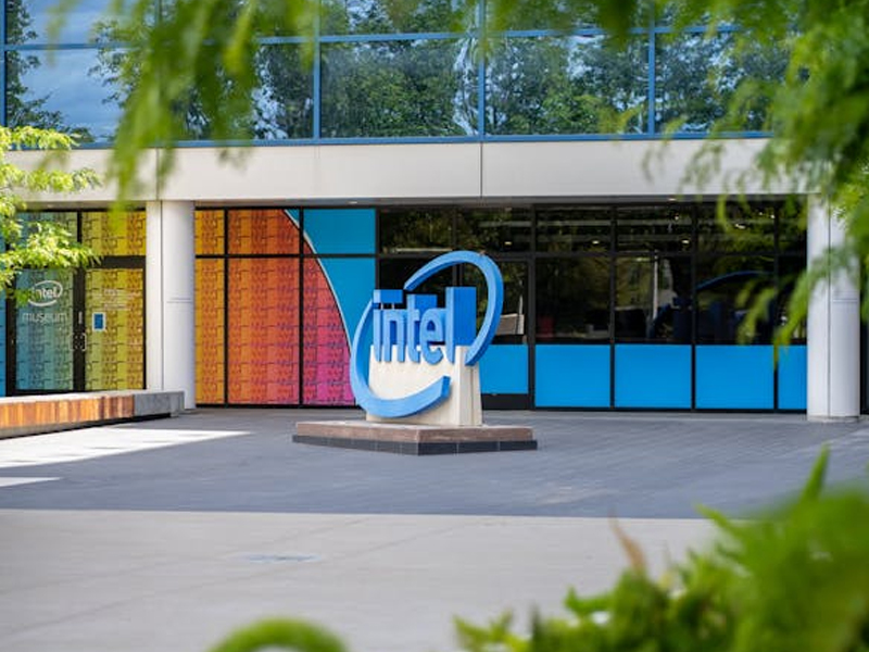 Mixed Signals: Decoding Intel’s Stock Slump Despite Earnings Beat