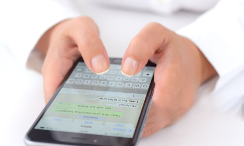 Hands-chatting-in-whatsapp
