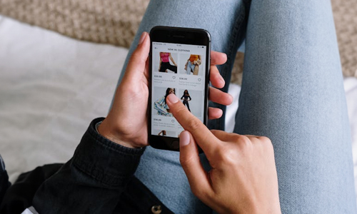 Woman-scrolling-though-shopping-apps