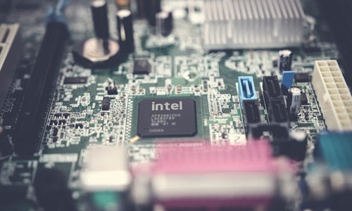 Intel-chip-placed-in-a-motherboard