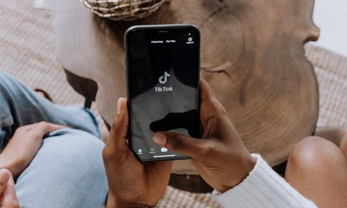 Man scrolling tiktok in mobile