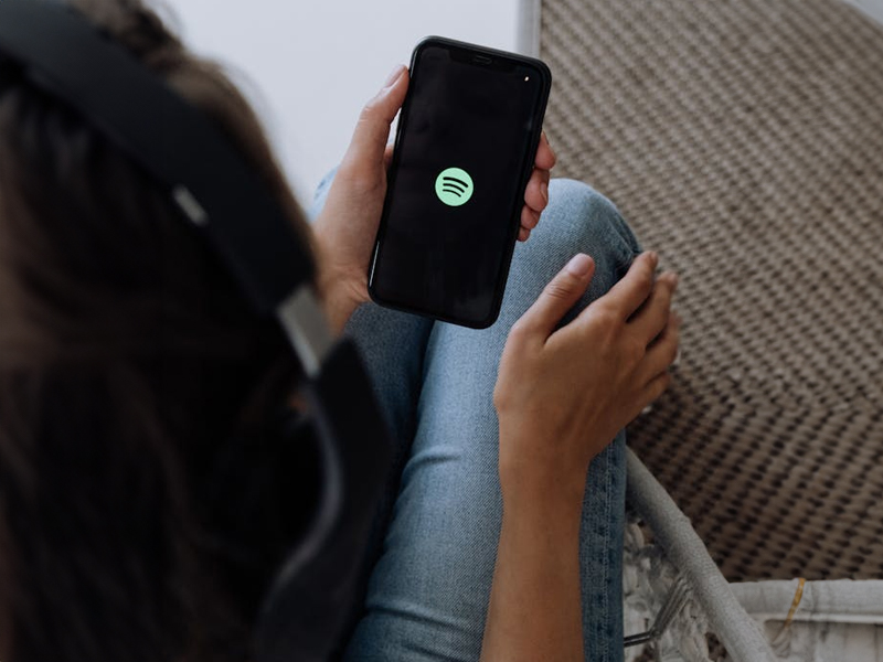 Spotify Gets Groovy with a Bespoke Font: Introducing Spotify Mix