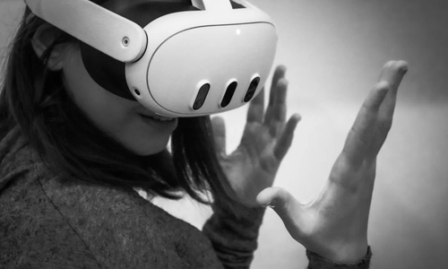 Women-wearing-AR-glasses