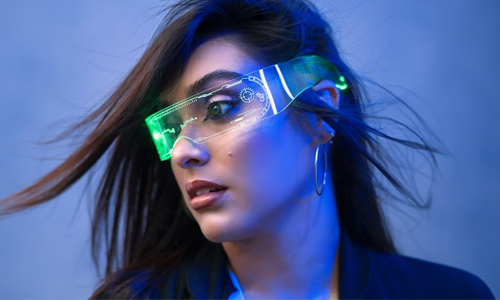 Women-wearing-futuristic-AR-goggles