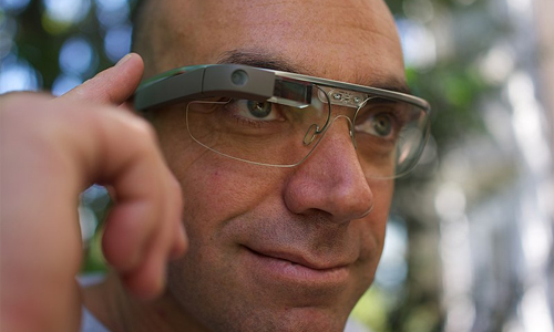 Man-wearing-google-smart-glass