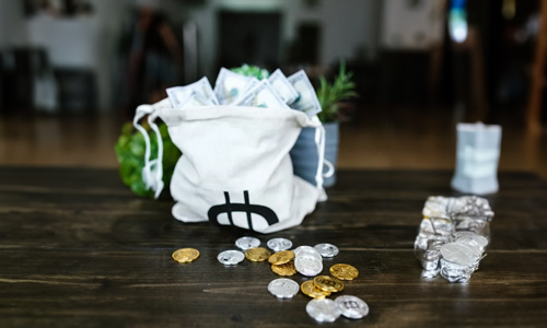 Bitcoin-and-a-bag-full-of-money