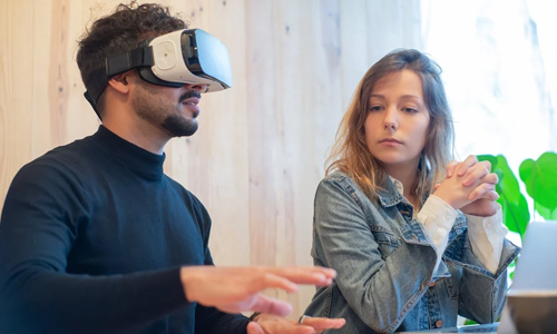 Man-explaining-VR-to-woman