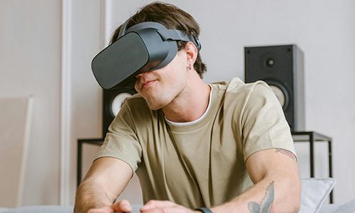 Man-playing-VR