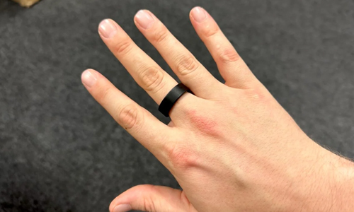 Person-wearing-smart-ring