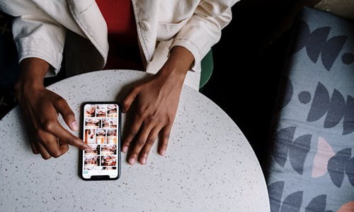 Person-scrolling-instagram