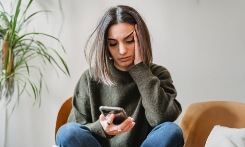 Women-with-a-phone