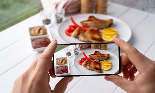 Smartphones vs. DSLRs