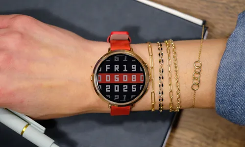 A Refined Return to Analog-Inspired Smartwear