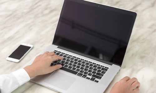 Person using a mouse while troubleshooting a computer that will not wake up.
